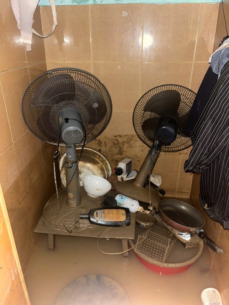 Rưng rưng trước cảnh phòng trọ tan hoang, sách vở sinh viên ngập trong lũ - Ảnh 12.