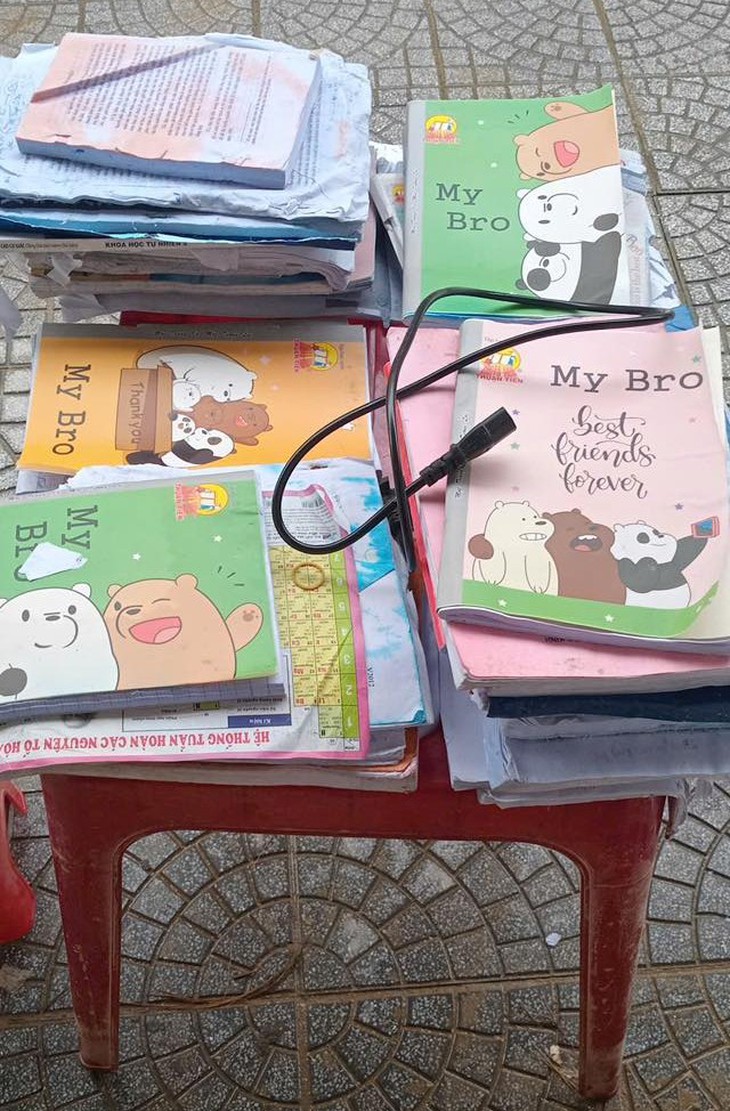 Rưng rưng trước cảnh phòng trọ tan hoang, sách vở sinh viên ngập trong lũ - Ảnh 14.