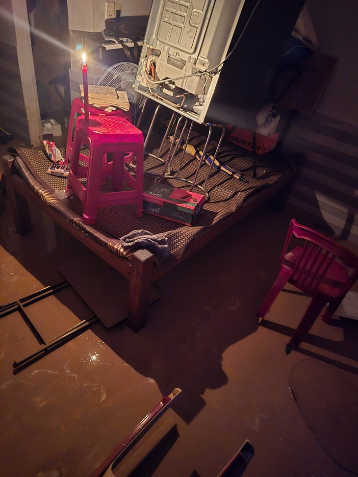 Rưng rưng trước cảnh phòng trọ tan hoang, sách vở sinh viên ngập trong lũ - Ảnh 11.