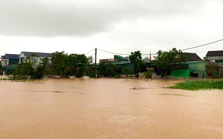 Đến sáng nay, đường nào chưa thông, vùng lũ nào ở miền Trung mất điện? - Ảnh 1.