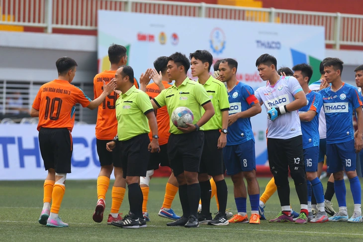 Trọng tài trung gian đảm bảo tính công tâm tại Giải bóng đá công nhân, viên chức Việt Nam 2025 - Ảnh 1.