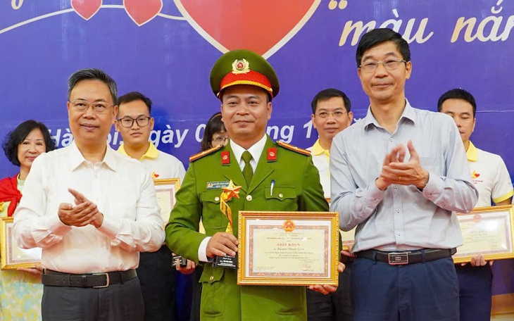 Thăm hỏi và trao 10 triệu đồng cho thiếu tá công an bị tên say rượu đâm trọng thương   - Ảnh 2.