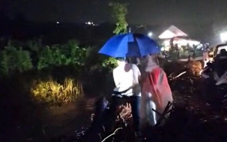 Vỡ hồ chứa tự đắp trên núi Tuy Phong, nước cuốn qua khu dân cư - Ảnh 2.