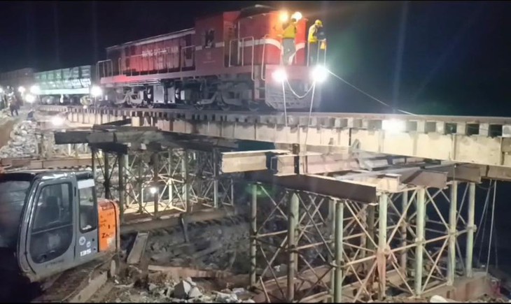 Khắc phục xong sự cố 'hổng chân' do bão Kalmaegi, đường sắt Bắc - Nam thông suốt trở lại - Ảnh 1.
