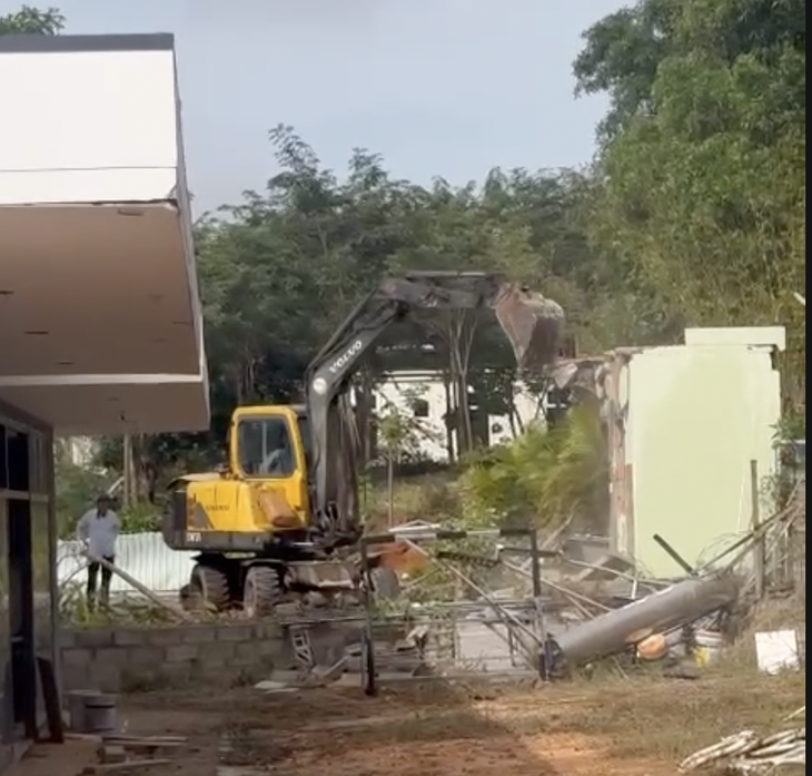 Mũi Né 'dẹp loạn' lấn chiếm đất đai, xây dựng trái phép cạnh Đồi Cát Bay - Ảnh 1.