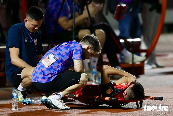 Nén đau thi đấu, Trần Thành Trung tái phát chấn thương - Ảnh 1.