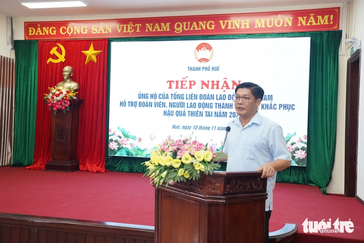 Tổng liên đoàn Lao động Việt Nam, báo Tuổi Trẻ trao 1,5 tỉ đồng hỗ trợ công nhân TP Huế sau mưa lũ - Ảnh 3.