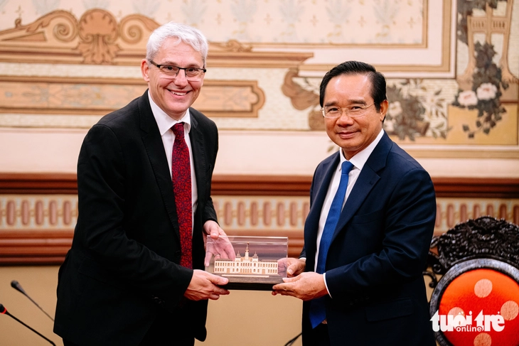 - Ảnh 2. Úc - Ảnh 4.