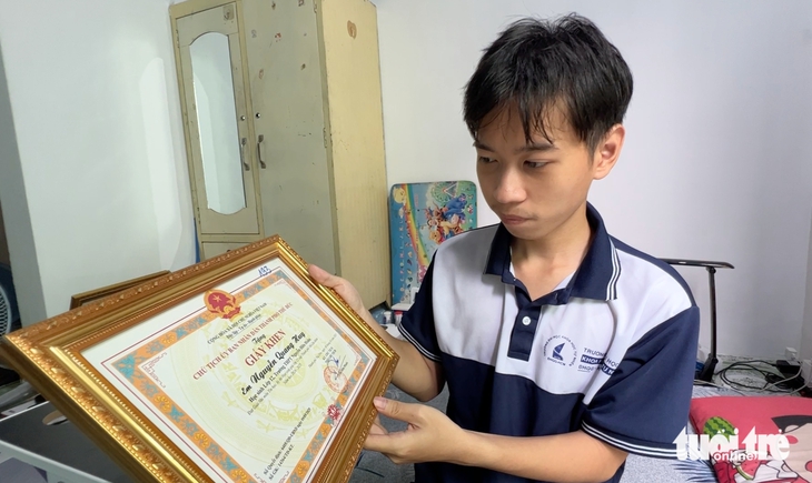 Con trai người mẹ chạy xe ôm đoạt 'cả kho' giải thưởng tin học, trúng tuyển ĐH Khoa học tự nhiên - Ảnh 3.