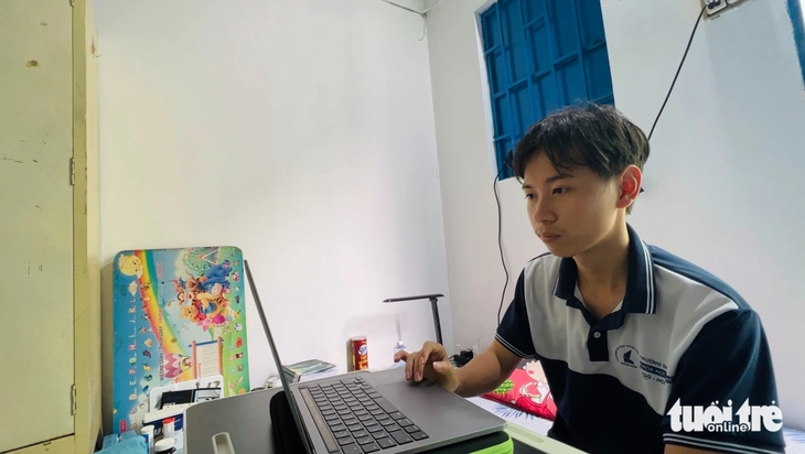 Con trai người mẹ chạy xe ôm đoạt 'cả kho' giải thưởng tin học, trúng tuyển ĐH Khoa học tự nhiên - Ảnh 4.