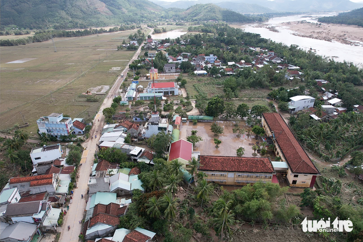 Bộ đội, công an dọn bùn trường lớp, lợp lại mái nhà giúp dân sau bão số 13 - Ảnh 2.