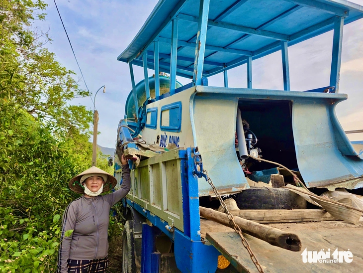 Dân nuôi hải sản gạt nước mắt nhìn cá chết trắng mặt đầm sau bão số 13- Ảnh 4. Dân nuôi hải sản gạt nước mắt nhìn cá chết trắng mặt đầm sau bão số 13 - Ảnh 4.