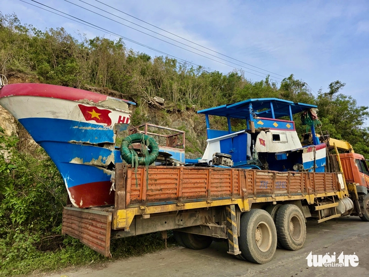 Dân nuôi hải sản gạt nước mắt nhìn cá chết trắng mặt đầm sau bão số 13- Ảnh 5. Dân nuôi hải sản gạt nước mắt nhìn cá chết trắng mặt đầm sau bão số 13 - Ảnh 5.