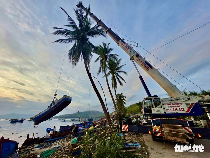 Dân nuôi hải sản gạt nước mắt nhìn cá chết trắng mặt đầm sau bão số 13- Ảnh 6. Dân nuôi hải sản gạt nước mắt nhìn cá chết trắng mặt đầm sau bão số 13- Ảnh 6.