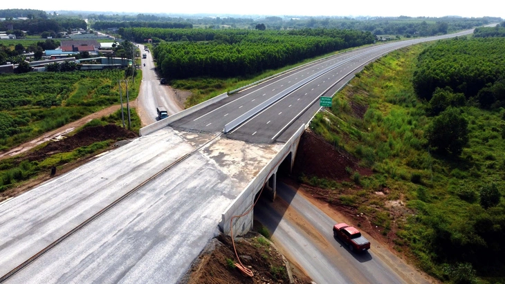 Cao tốc Biên Hòa - Vũng Tàu chậm trễ: Chủ tịch Đồng Nai nêu tên người đứng đầu Ban Quản lý dự án - Ảnh 1.