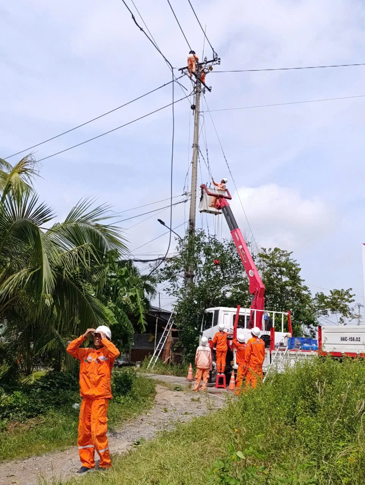 Hỗ trợ hơn 119 triệu đồng cho 4 hộ dân bị ảnh hưởng do cháy đường dây điện trung thế - Ảnh 2.