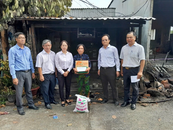 Hỗ trợ hơn 119 triệu đồng cho 4 hộ dân bị ảnh hưởng do cháy đường dây điện trung thế - Ảnh 1.