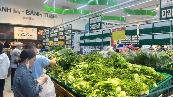 Saigon Co.op ưng phó cứu trợ kịp thời, giữ vững bình ổn hàng hoá vùng lũ - Ảnh 5.
