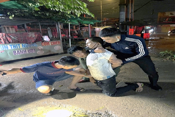 Công an Đồng Nai bắt nghi phạm đâm chết người do ghen tuông - Ảnh 1.