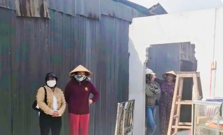 Dông lốc dữ dội làm ảnh hưởng 5 căn nhà của người dân ở An Giang - Ảnh 1.