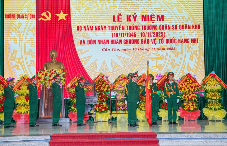 Trường Quân sự Quân khu 9 đón nhận Huân chương Bảo vệ Tổ quốc hạng Nhì - Ảnh 1. Trường Quân sự Quân khu 9 đón nhận Huân chương Bảo vệ Tổ quốc hạng nhì - Ảnh 1.