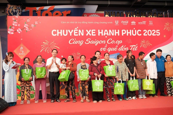 Saigon Co.op ứng cứu khẩn, giữ vững bình ổn hàng hoá vùng lũ - Ảnh 1.