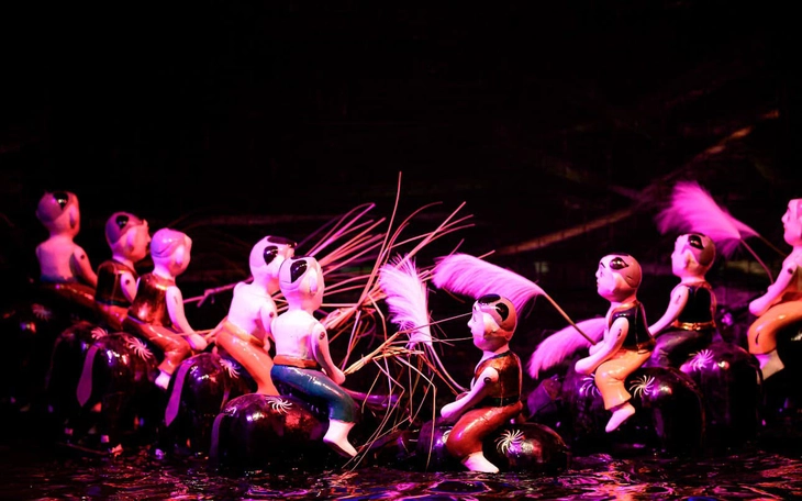 Hai giờ học sinh TP.HCM 'ngâm mình' cùng rối nước - Ảnh 5.