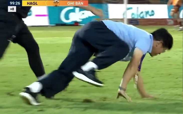 Không có thủ môn Trung Kiên, Hoàng Anh Gia Lai thua đậm - Ảnh 2.