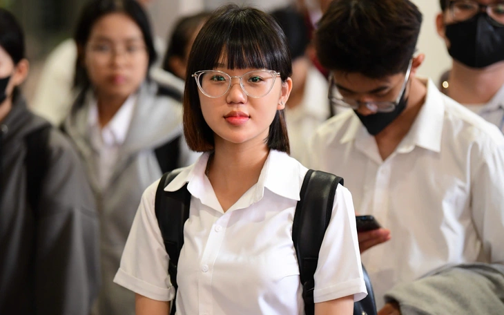 Nam sinh viên sống với bà nội rơi nước mắt khi nghe tên mình nhận học bổng Tiếp sức đến trường - Ảnh 2.