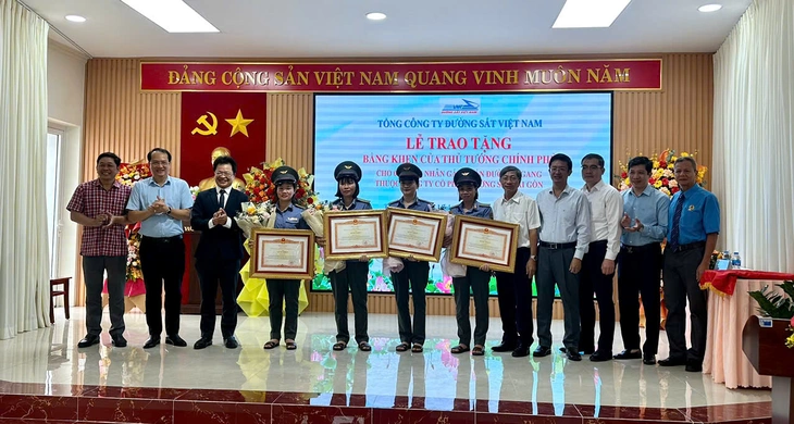 nhân viên gác chắn - Ảnh 1.