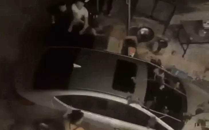 Tạm giữ 10 người vụ vây ô tô, tài xế chạy xe 'điên loạn' - Ảnh 4.