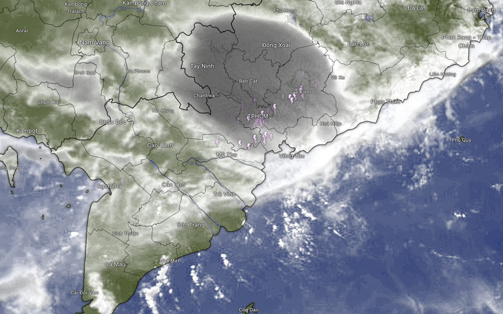 Hàng ngàn người dân ở TP.HCM đội mưa, nhích từng chút đi học, đi làm - Ảnh 6.