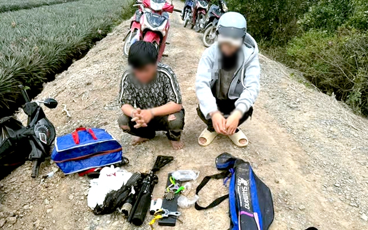 Công an tìm người bắn chim giữa phố Đà Lạt, giật điện thoại và hành hung phóng viên - Ảnh 2.