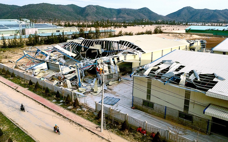 Bà con vùng tâm bão Kalmaegi quay lại thời đèn dầu, bếp củi- Ảnh 3.