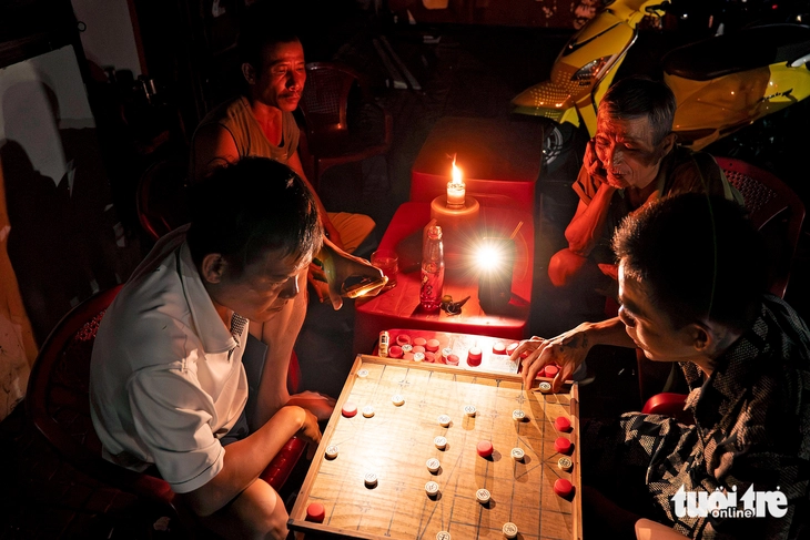 Bà con vùng tâm bão Kalmaegi quay lại thời đèn dầu, bếp củi - Ảnh 1.