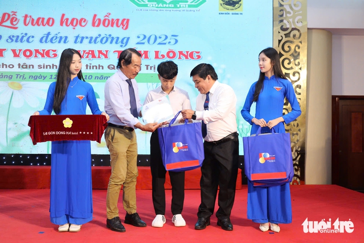 Tối 11-11, trao học bổng Tiếp sức đến trường 275 sinh viên học tại TP.HCM ở Nhà văn hóa Thanh niên - Ảnh 1.