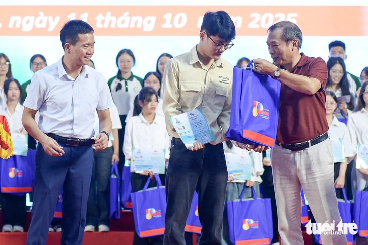 Tối 11-11, trao học bổng Tiếp sức đến trường 275 sinh viên học tại TP.HCM ở Nhà văn hóa Thanh niên - Ảnh 2.