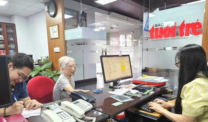 Ba thế hệ trong gia đình cùng quyên góp tiền, gửi đến đồng bào miền Trung - Ảnh 1.