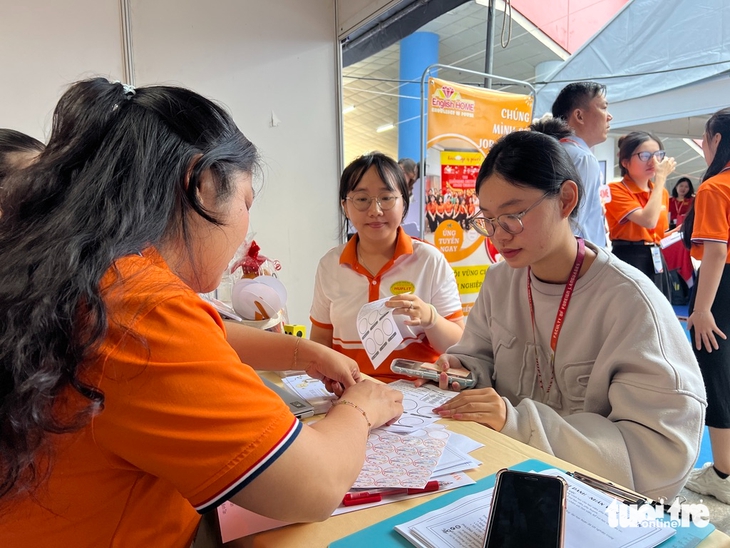 Doanh nghiệp tăng tuyển dụng, toàn TP.HCM có 30.000 việc làm cần người dịp cuối năm - Ảnh 2.