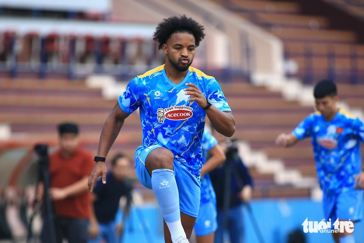 Xuân Son tập luyện dưới màu áo tuyển Việt Nam sau gần 1 năm - Ảnh 1.