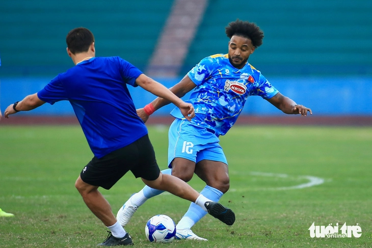 Xuân Son tập luyện dưới màu áo tuyển Việt Nam sau gần 1 năm - Ảnh 3.