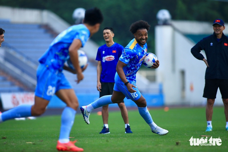 Xuân Son tập luyện dưới màu áo tuyển Việt Nam sau gần 1 năm - Ảnh 4.