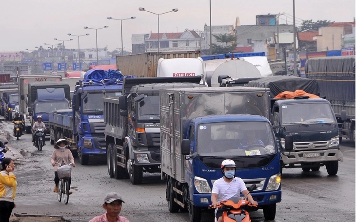 TP.HCM kiến nghị Đồng Nai áp dụng phương án phân làn ô tô và xe máy tương tự trên quốc lộ 51 - Ảnh 2.