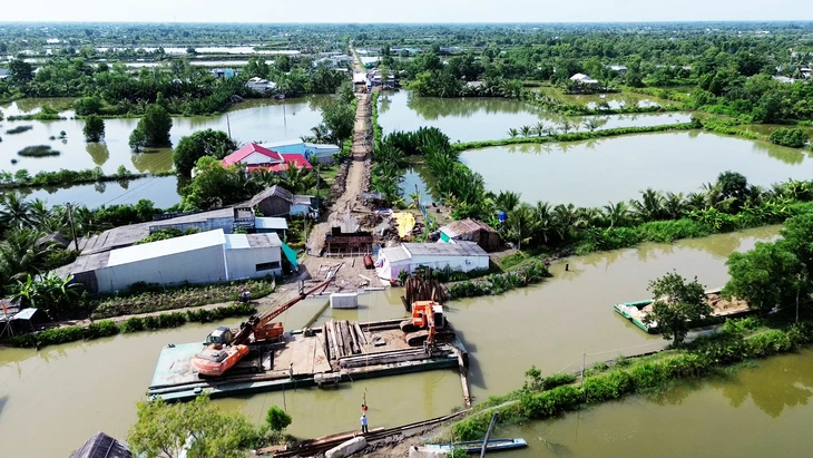 Dỡ cầu thi công đường trăm tỉ, dân phải đi đò qua sông - Ảnh 2.