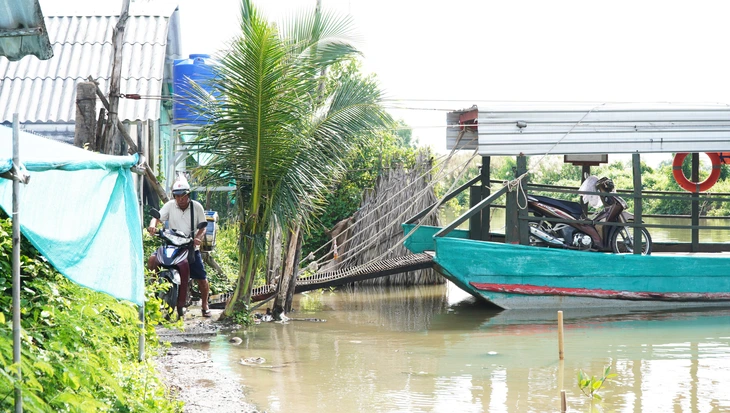 Dỡ cầu thi công đường trăm tỉ, dân phải đi đò qua sông - Ảnh 3.