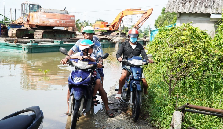 Dỡ cầu thi công đường trăm tỉ, dân phải đi đò qua sông - Ảnh 1.