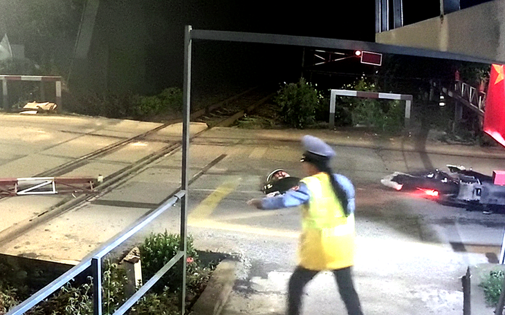 Khen thưởng nam sinh lớp 11 cùng hai người dũng cảm cứu người đuối nước - Ảnh 2.