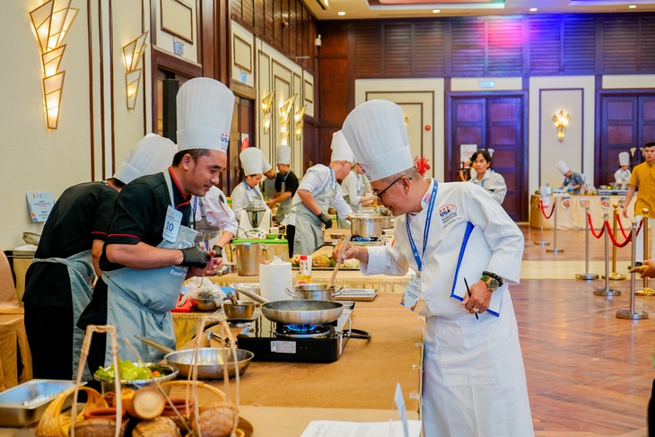 Món gà Mỹ cuộn cơm từ gạo ngon nhất thế giới ST25 giành giải cao nhất cuộc thi đầu bếp Đà Nẵng - Ảnh 2.