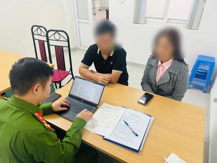 Công an làm việc với chủ, nhân viên khách sạn 'bùng' phòng của khách, phát hiện nhiều lỗi vi phạm - Ảnh 1.