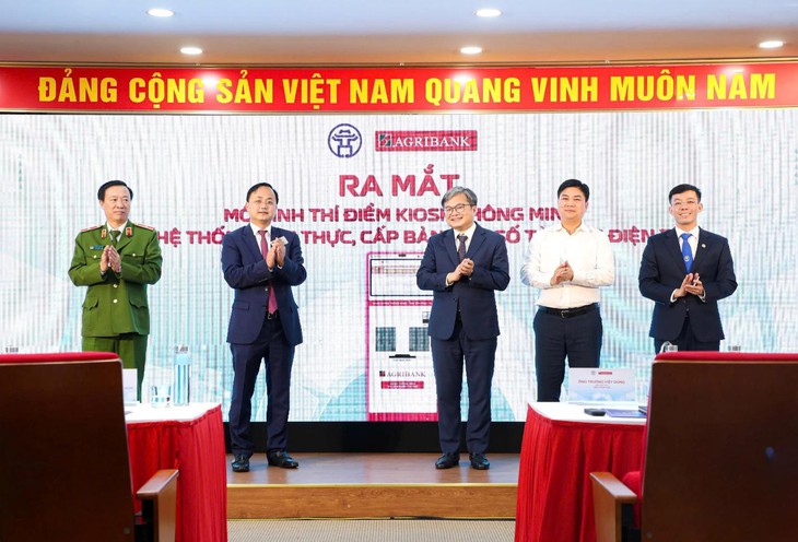 Agribank tài trợ ki ốt thông minh góp phần cải cách hành chính - Ảnh 1.